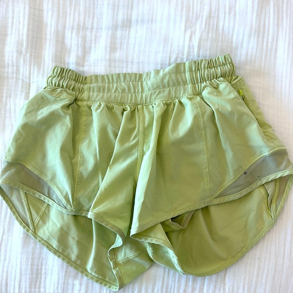 Lululemon Hotty Hot 2.5 Short!!